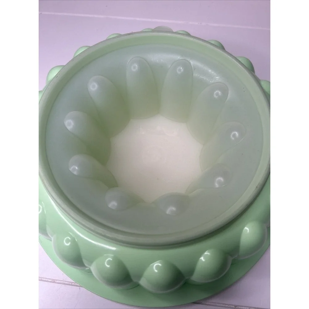 Vintage‎ Tupperware 1203 Mint Green Bundt Cake Pan Jello Mold Retro Baking